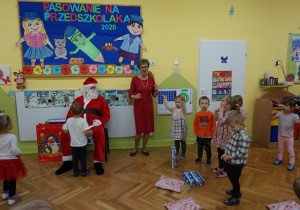 W podziękowaniu Brateczki śpiewają Mikołajowi piosenki Mikołaj i Choineczki.